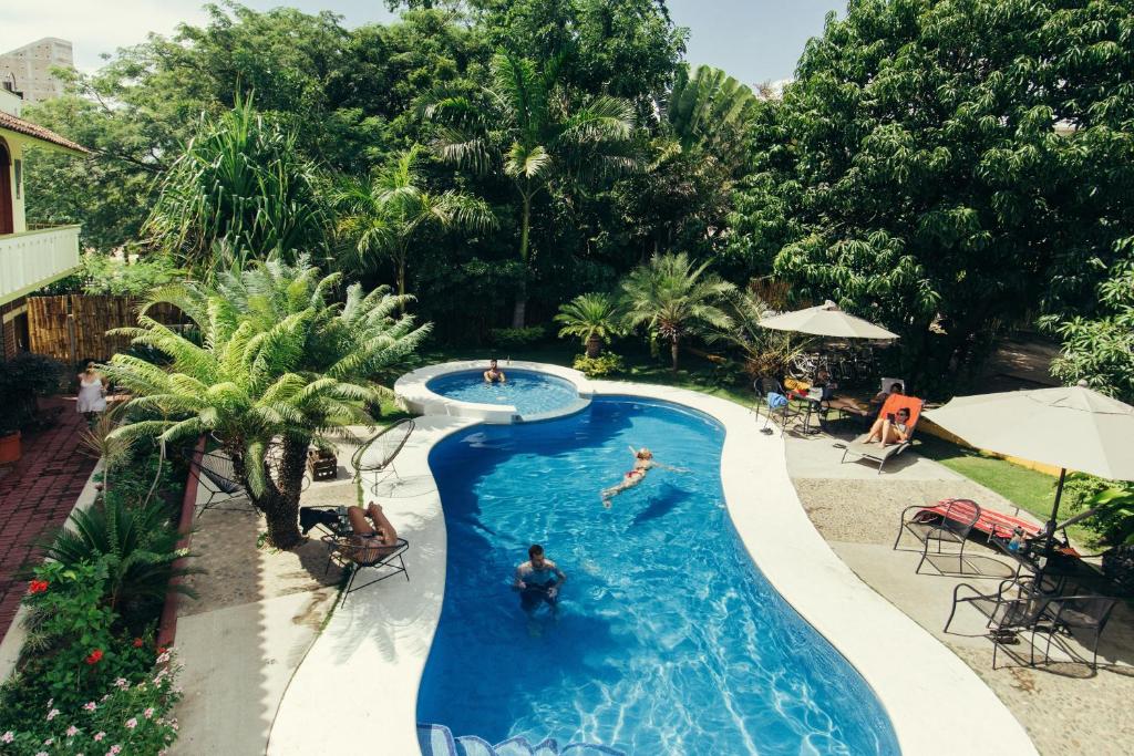 埃斯孔迪多港Casa Losodeli & Coworking- Adults Only的享有度假村游泳池的顶部景致