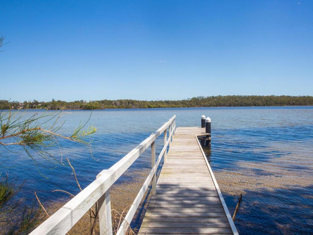 Erowal BayBayview I Absolute Waterfront with Jetty I 5 Mins to Hyams Beach的水体上的木桥