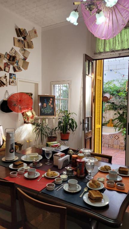 布宜诺斯艾利斯Andiamo Guest House的上面有盘子的桌子