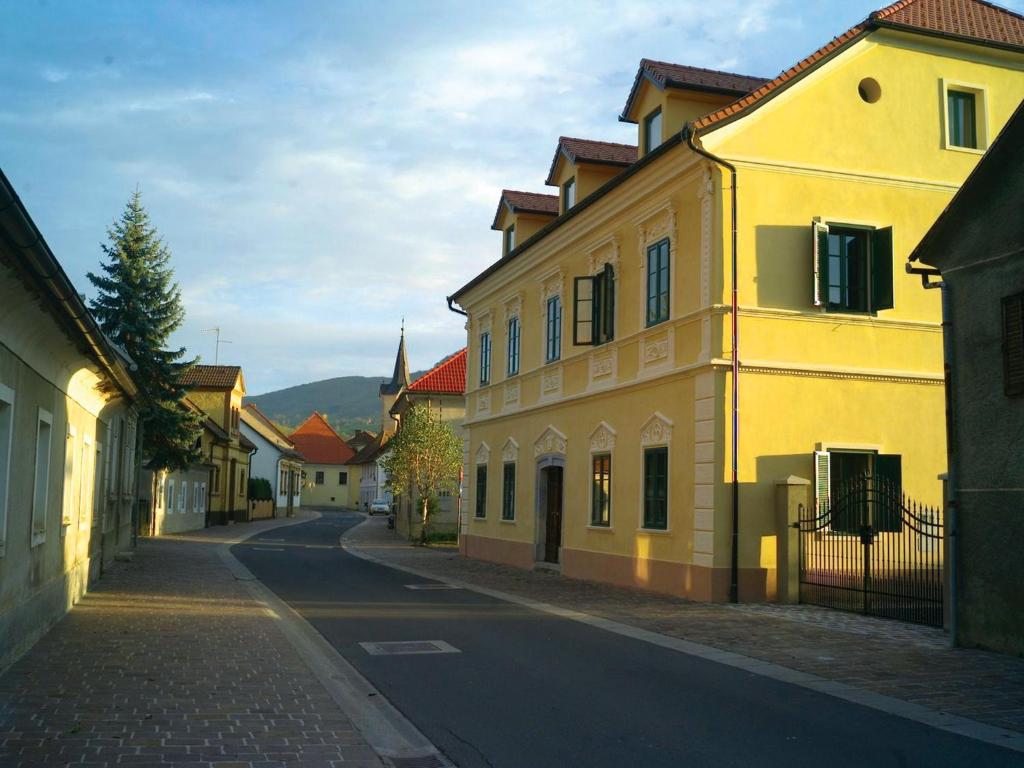 科斯塔涅维察B&B Castanea的镇上街道上的黄色建筑