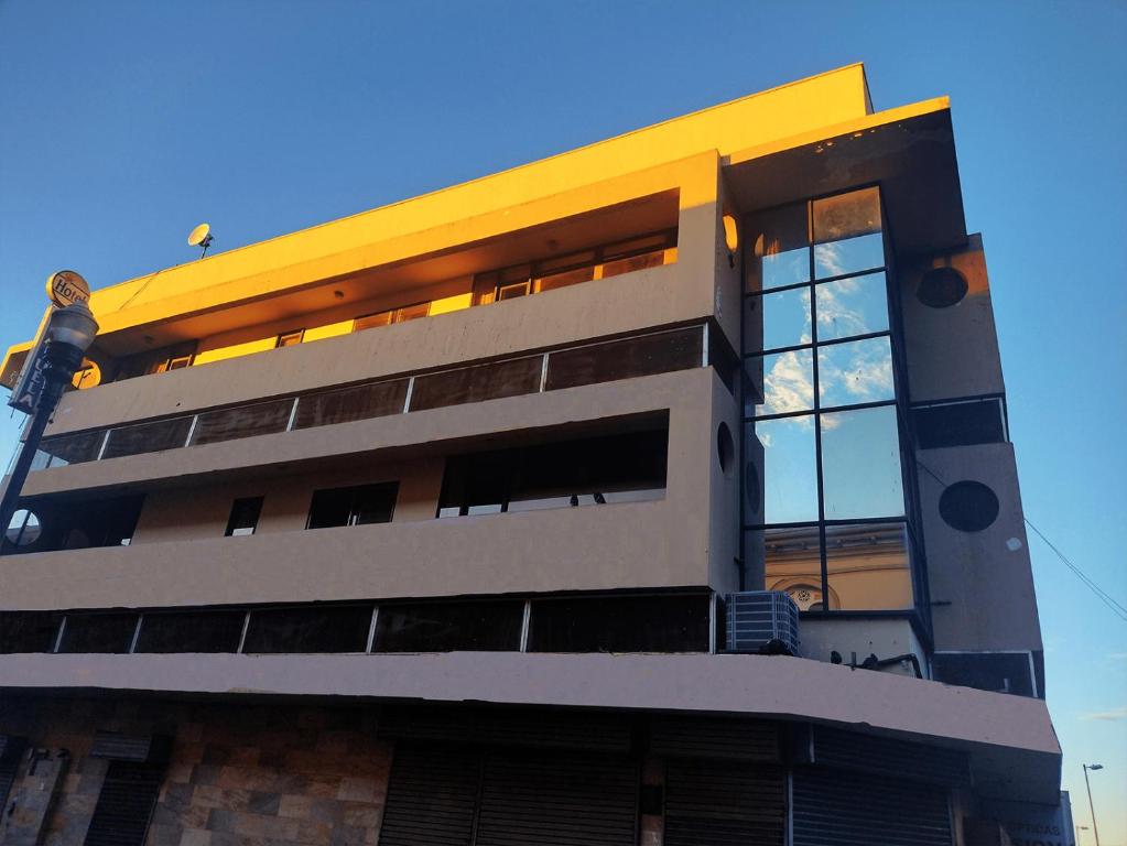 阿拉胡埃拉Hotel Alajuela Costa Rica Airport的一座带窗户的黄色顶部建筑