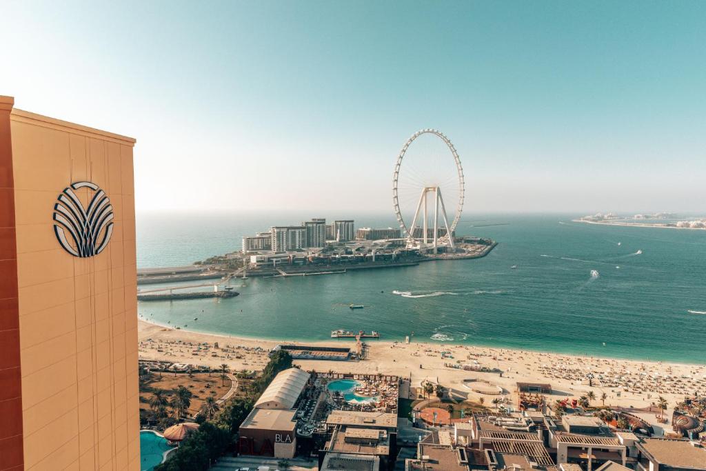 迪拜安瓦吉罗塔纳朱梅拉海滩酒店-迪拜的享有海滩和摩天轮的景色