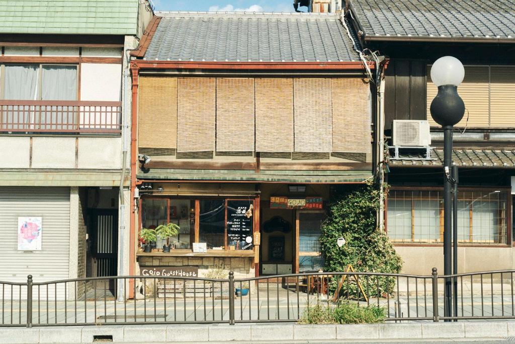 京都京都五条旅舍的街道边的一座古老建筑