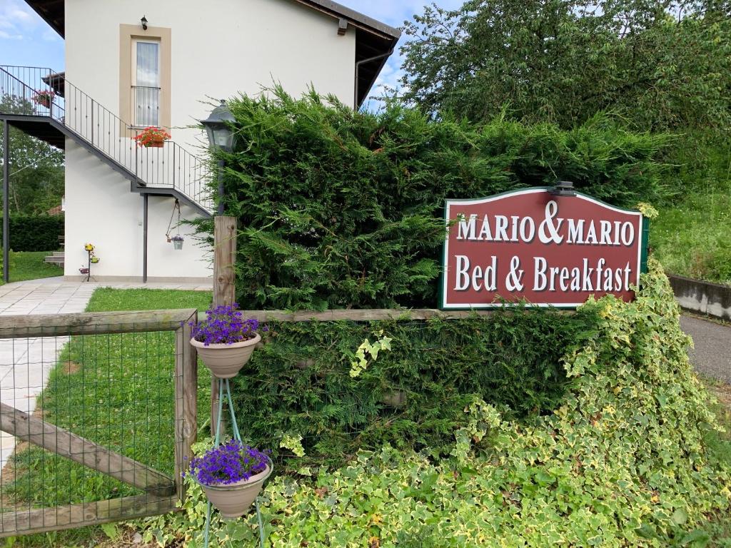 Trezzo TinellaB&B Mario & Mario的房屋前住宿加早餐标志