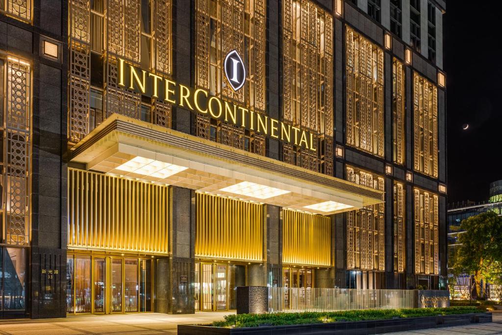 高雄高雄洲际酒店的带有国际读物标志的建筑