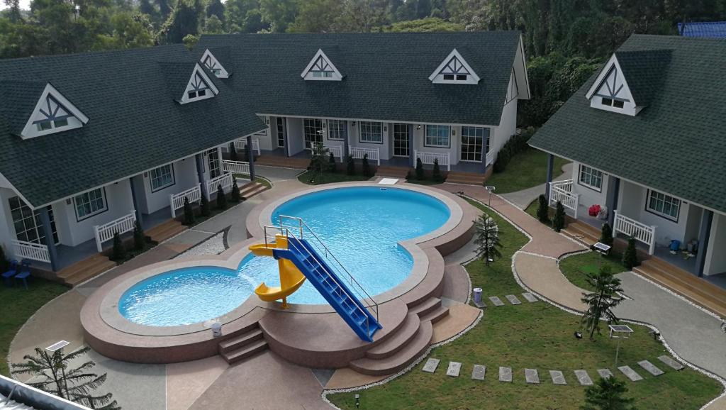 洛坤府English Resotel : อิงลิช รีโซเทล的享有别墅内游泳池的顶部景致