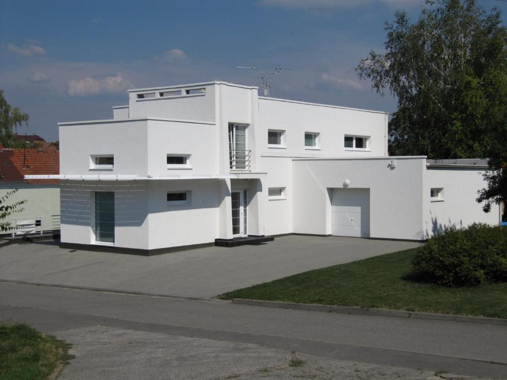 捷伊科维采维纳斯维诺沃提尼旅馆的白色的房子,有大车道