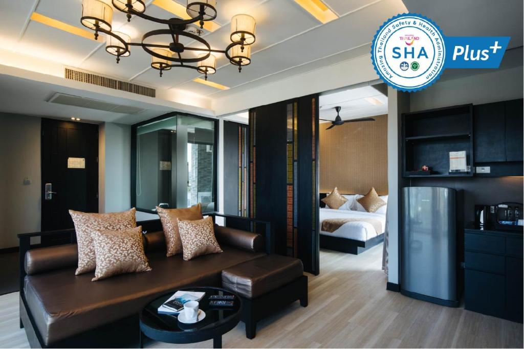 清迈De Chai Oriental Nimman - SHA Plus的客厅配有沙发和1张床