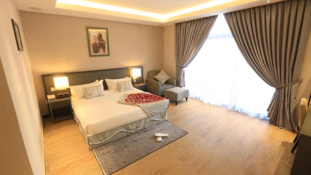 Nefas SilkELGEL Hotel and Spa的一间卧室设有一张床和一个大窗户
