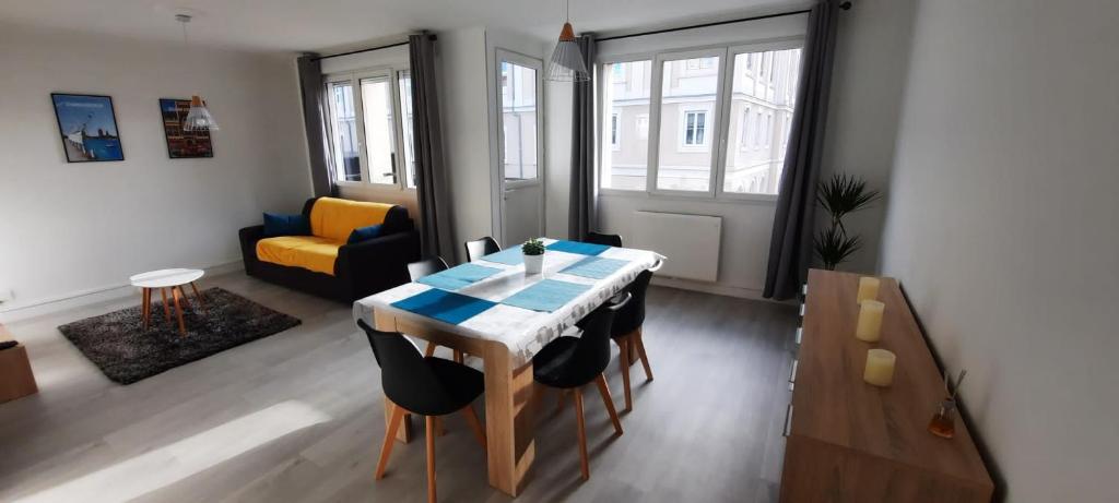 敦刻尔克Appartement Entre terre et mer的客厅配有桌子和沙发