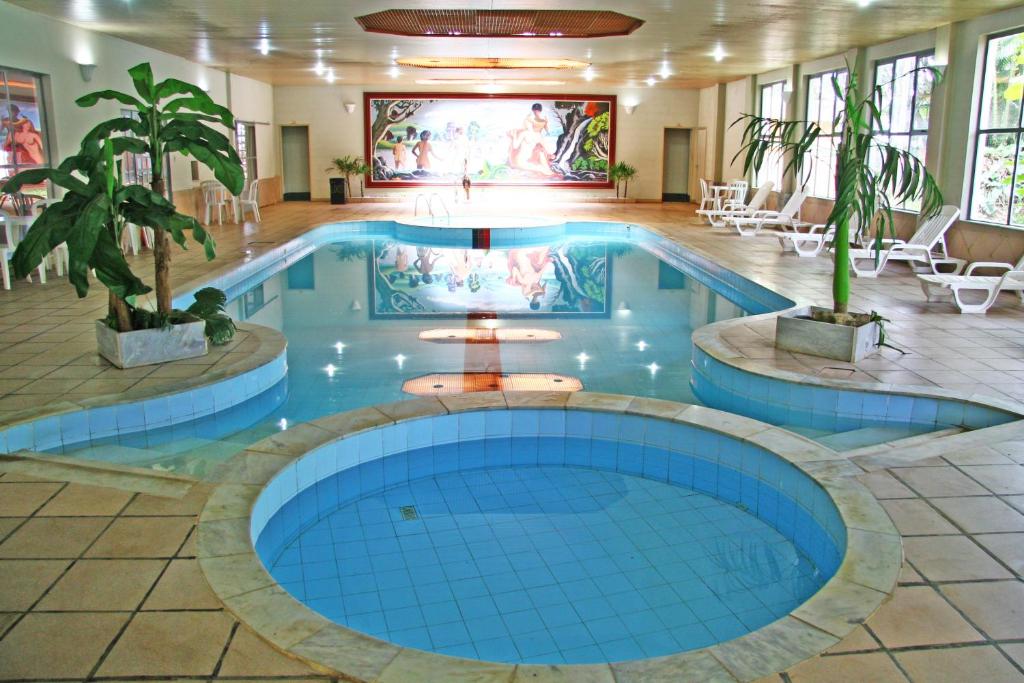 阿拉沙Hotel Dona Beja的蓝色瓷砖酒店的大型游泳池