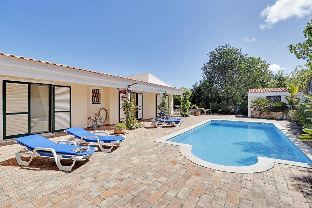 圣巴巴拉-迪内希Algarve Country Villa With Pool by Homing的后院设有游泳池、椅子和房屋