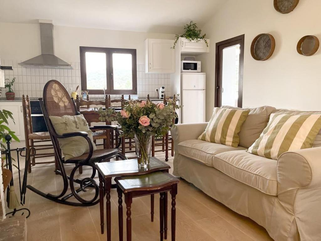 比拉法梅斯La Figuera的客厅配有沙发和桌子