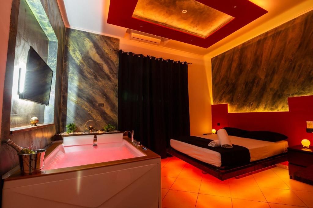 庞贝Pompei Luxury Rooms的带浴缸、床和浴缸的浴室
