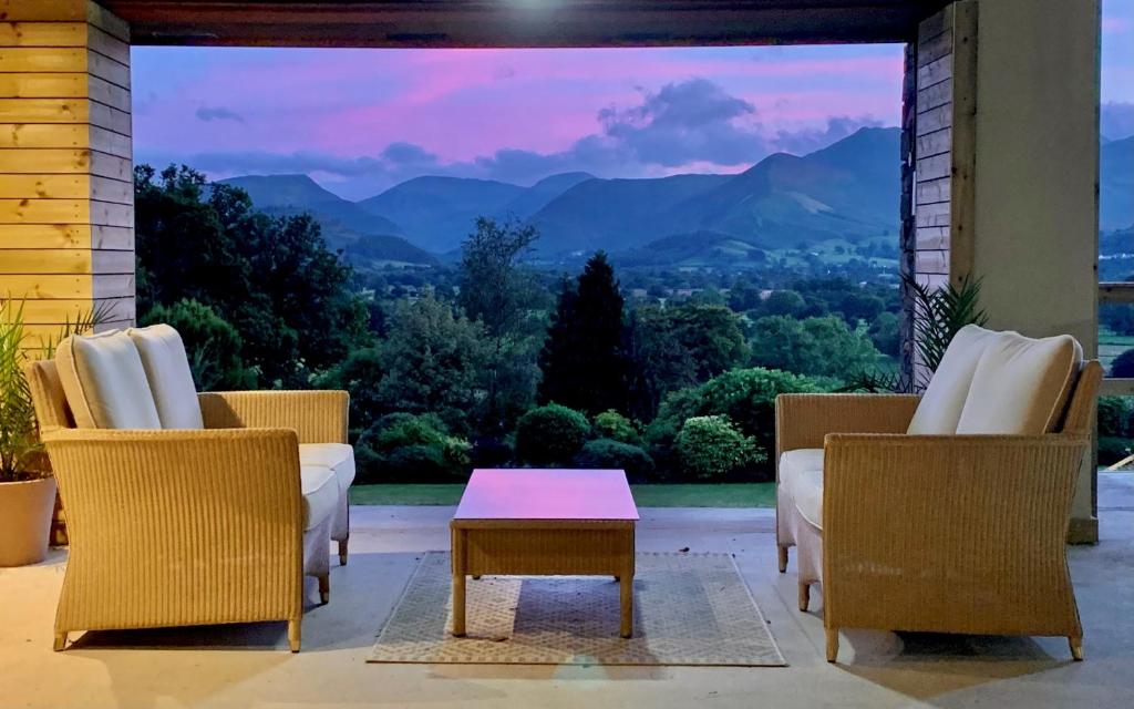 凯西克里兹克霍尔酒店的山景庭院设有桌椅。