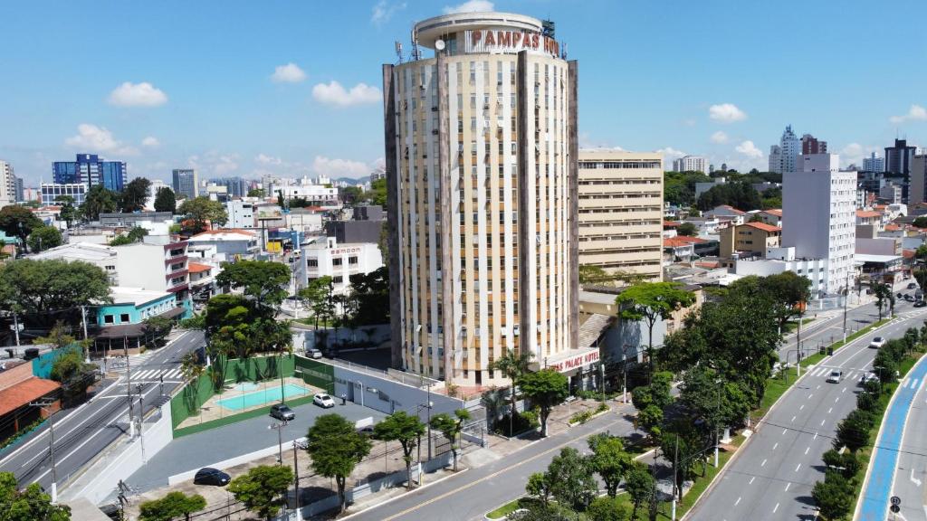 圣贝尔纳多-杜坎普Pampas Palace Hotel的享有高楼城市美景