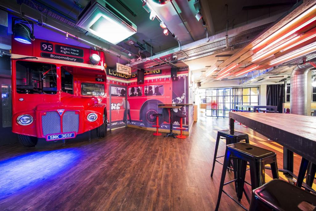 伦敦Generator London的消防车间,带酒吧和消防车