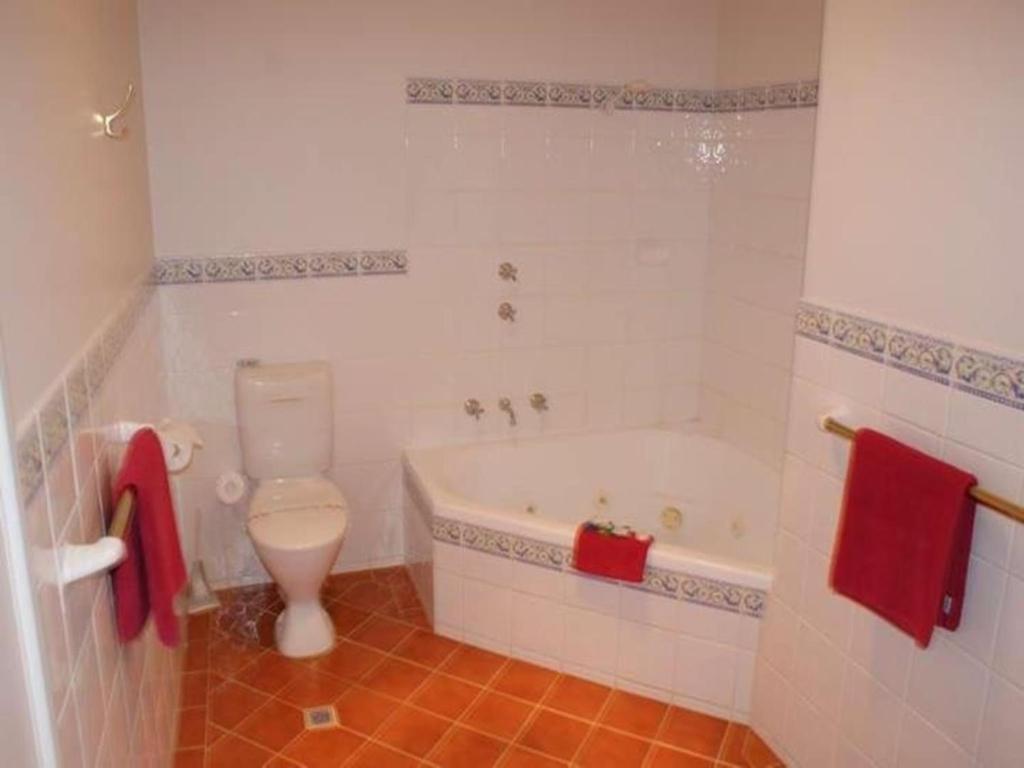 布里奇顿布里奇敦纳尔逊酒店的浴室配有卫生间、浴缸和水槽。