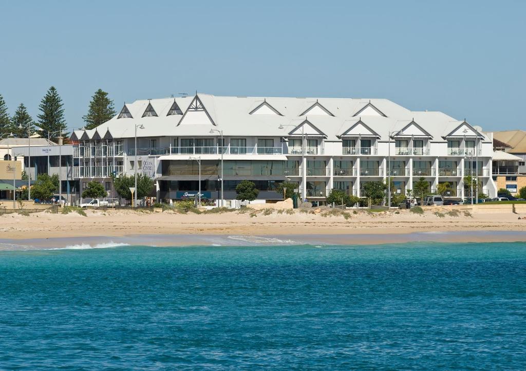杰拉尔顿海洋中心酒店的海边的一座大建筑