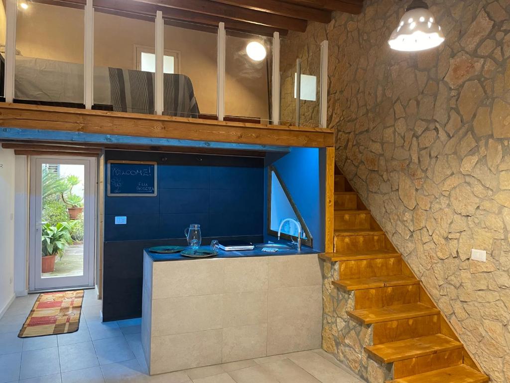 Casa CriscioneProfumo D'arancio B&B a Pedalino的厨房配有带水槽和楼梯的柜台。