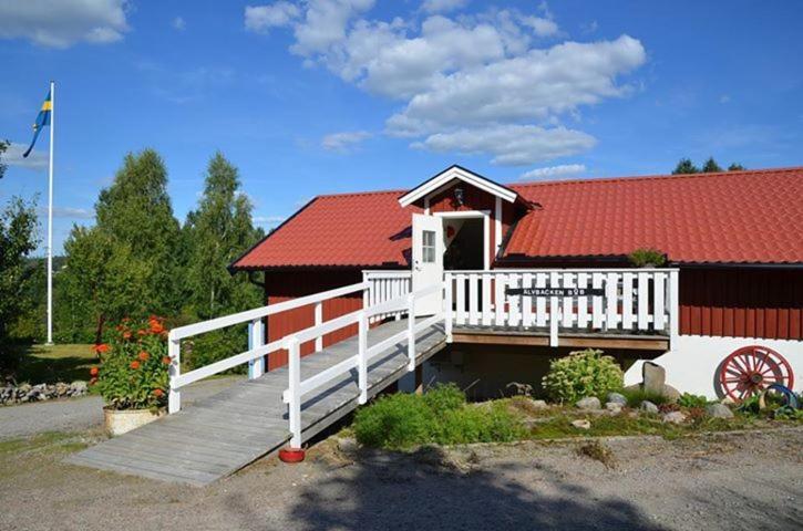 Västerlanda艾尔维贝肯酒店的白色门廊和红色屋顶的房子