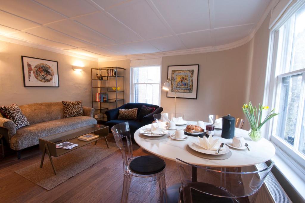 拉伊Merrythought Cottage - entire 2 bed, 2 bath cottage in the heart of Rye citadel的客厅配有桌子和沙发