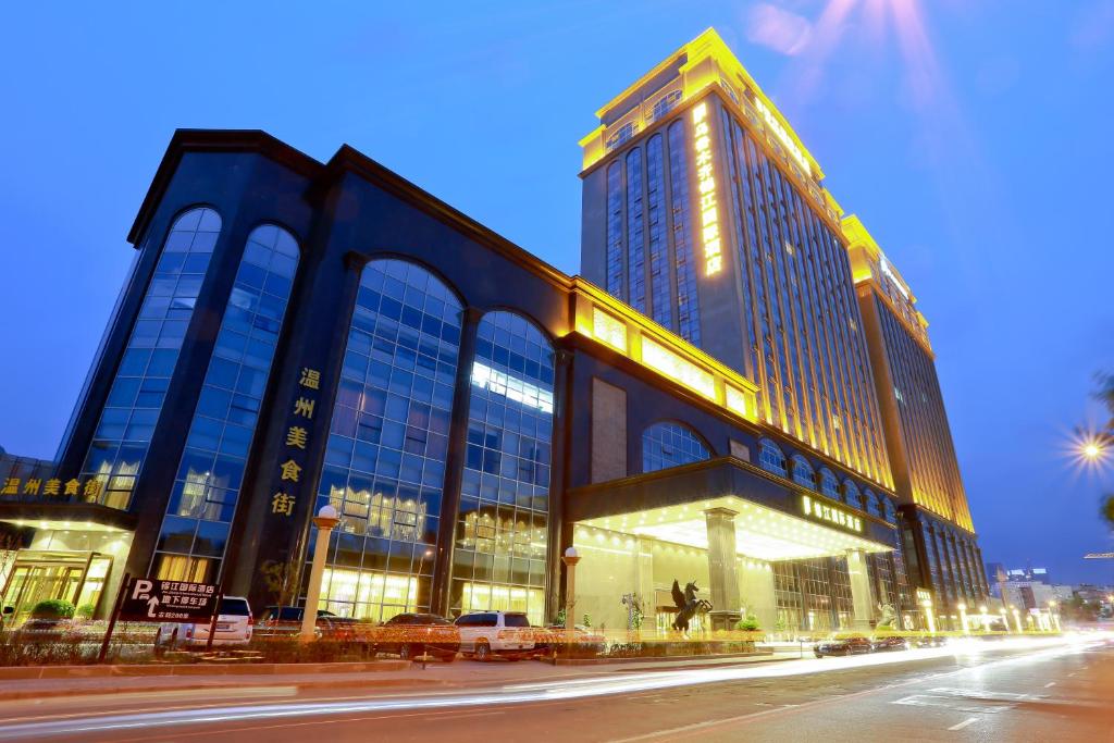 乌鲁木齐乌鲁木齐锦江国际酒店的街道前有灯的大建筑