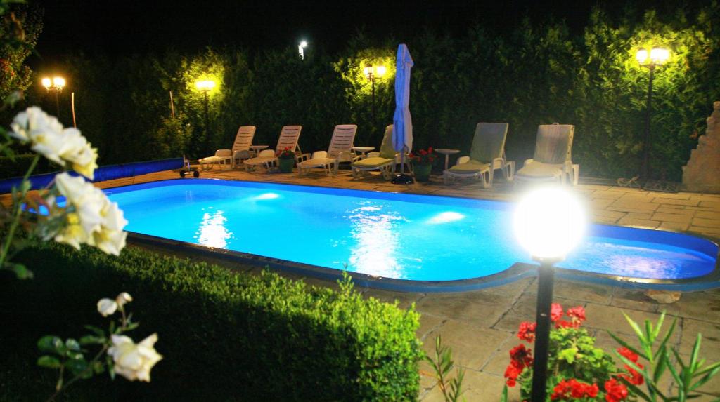韦赖谢吉哈兹蜜谷小屋的夜间在院子里的游泳池
