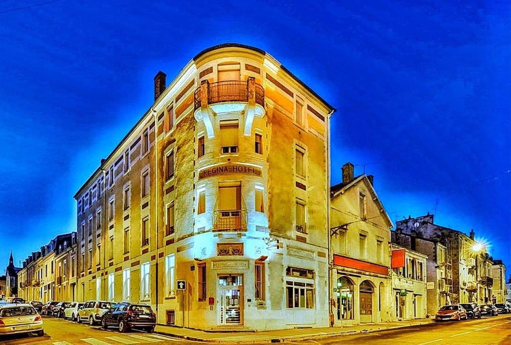 佩里格The Originals City, Hôtel Régina, Périgueux的一条城市街道上高大的黄色建筑