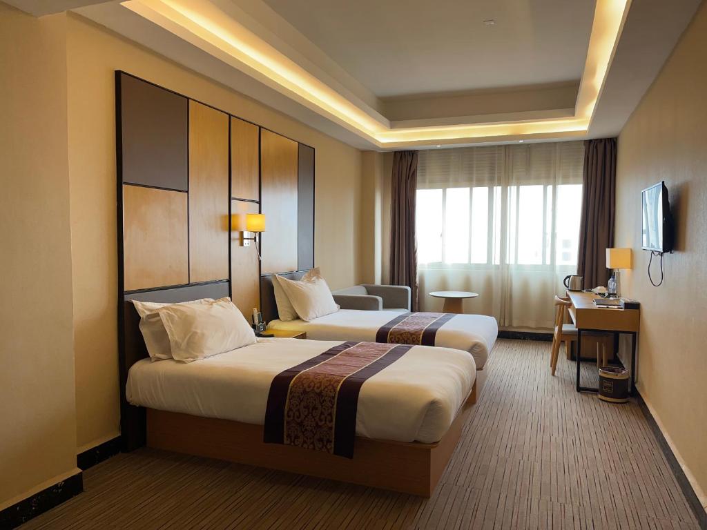 基加利基加利市中心2000酒店的酒店客房设有两张床和电视。