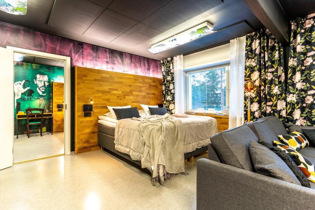 于韦斯屈莱Time Rooms Sairaala Novan vieressä的一间卧室配有一张床和一张沙发
