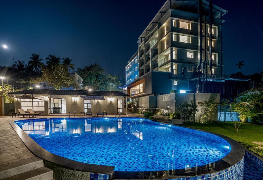 瓦亚纳德Oshin Hotel的一座游泳池,在晚上在建筑物前