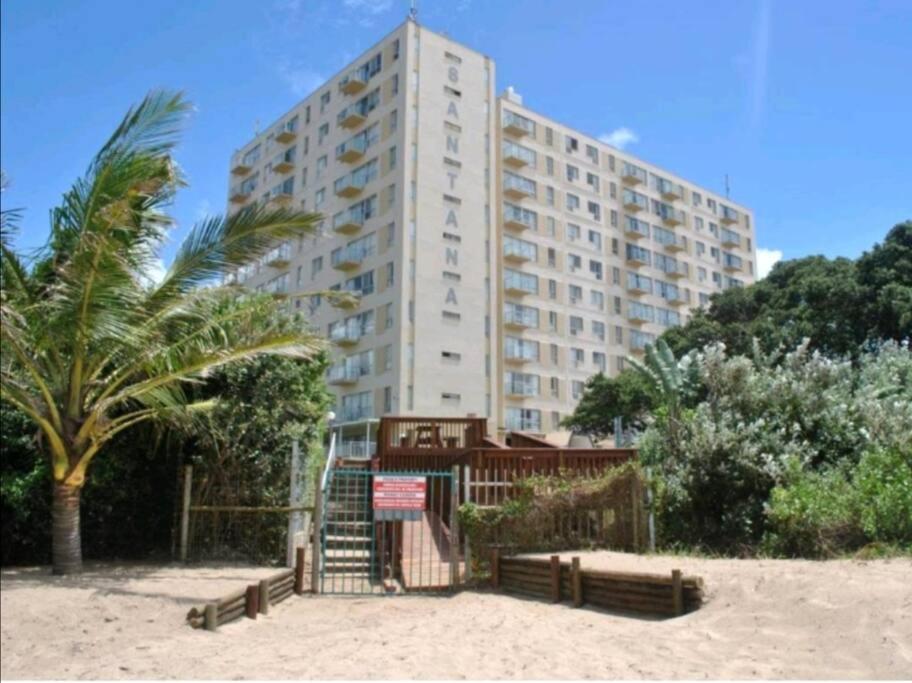 马盖特Santana 904 beachfront apartment. Beautiful sea views的海滩上一座大建筑,毗邻一座建筑