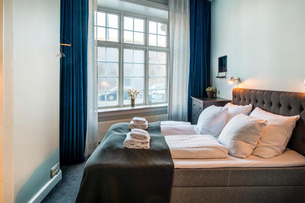 哥本哈根The Citadel Apartments by Daniel&Jacob's的一间卧室配有带毛巾的床