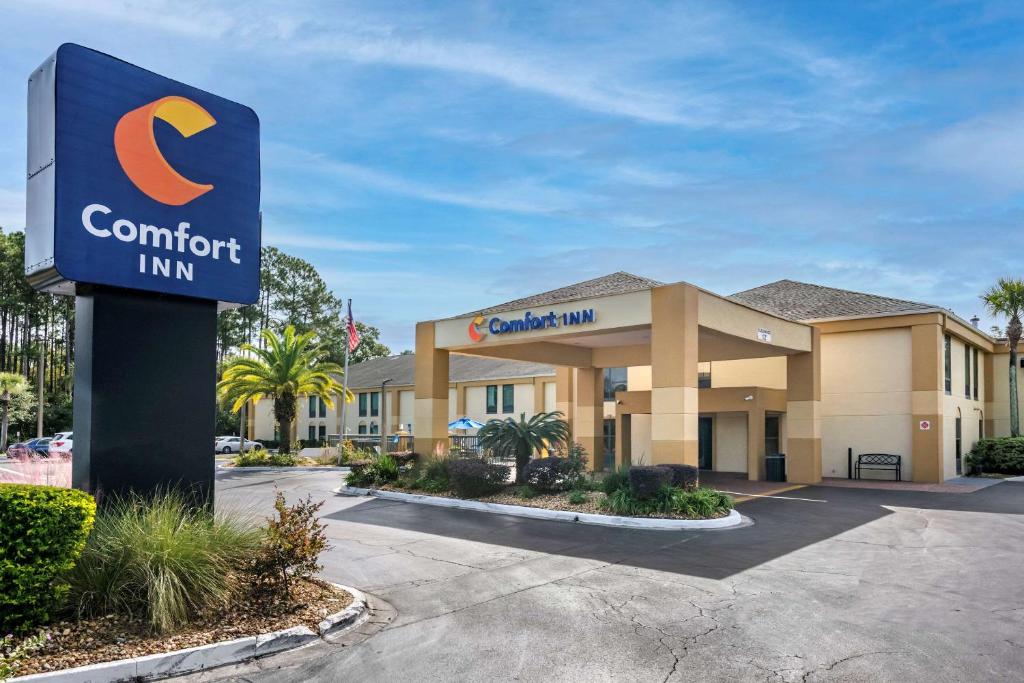 尤利Comfort Inn Yulee - Fernandina Beach的舒适旅馆前面的标志