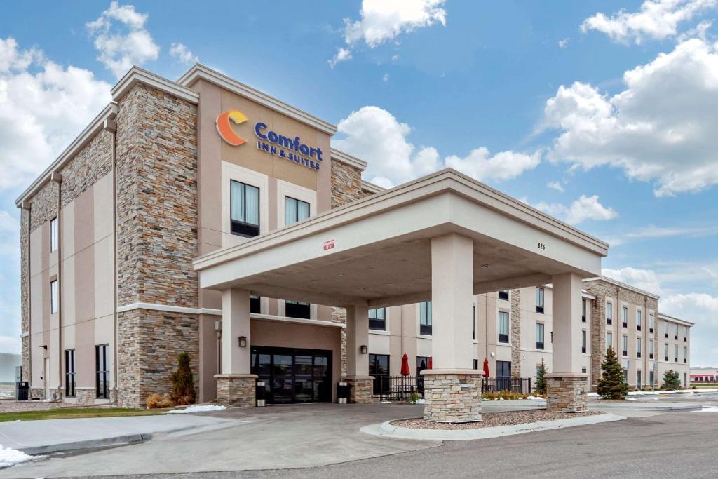 悉尼Comfort Inn & Suites Sidney I-80的十字军东征酒店前方的 ⁇ 染