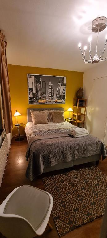 阿姆斯特丹Mi BnB Amsterdam的一间卧室配有一张大床和一把椅子