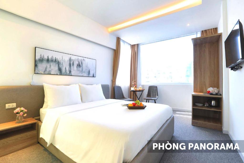河内Keypad - Saki Hotel - 28 Dịch Vọng Hậu, Cầu Giấy的酒店客房设有一张白色大床和一个窗户。