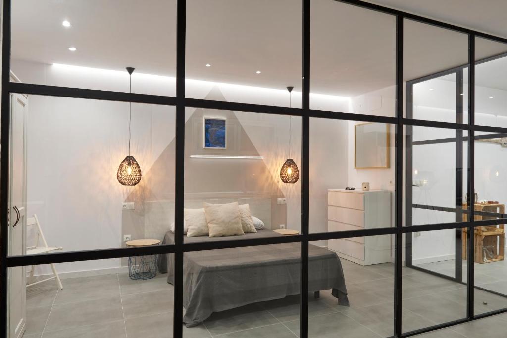 阿尔啼Altea Puerto Playa的一间设有床铺和玻璃墙的房间