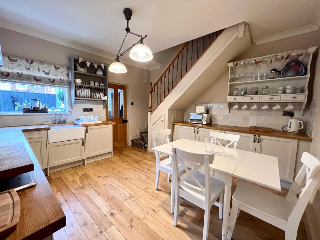 克利索普斯Mill Cottage, New Refurbished, 2 Bed, Cleethorpes的一间带桌椅的厨房和一间用餐室