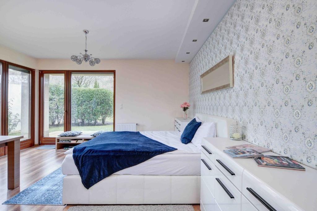 布达佩斯Madarhegy Apartment with garden Buda side的卧室设有一张白色大床和一扇窗户。