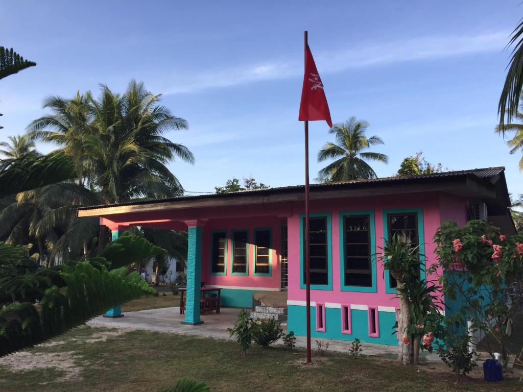巴佐Seri Pengkalan Homestay的前面有旗帜的房子