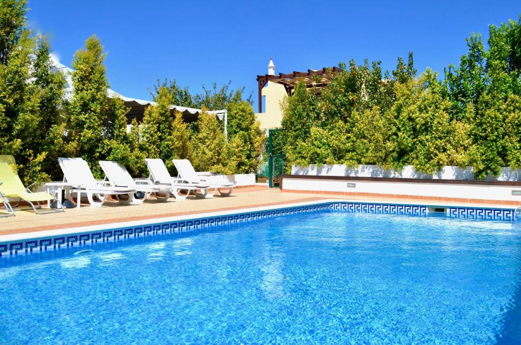 曼塔罗塔Villa ELTAEL - Daniel Apartment - Warm pool until 5 Nov 2024的一个带躺椅的游泳池和一个游泳池
