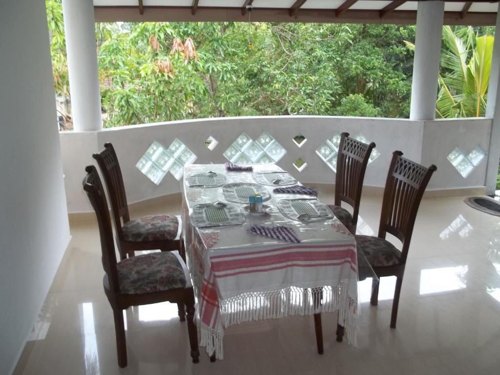 卡卢特勒Anura Home Stay的餐桌、椅子和桌布