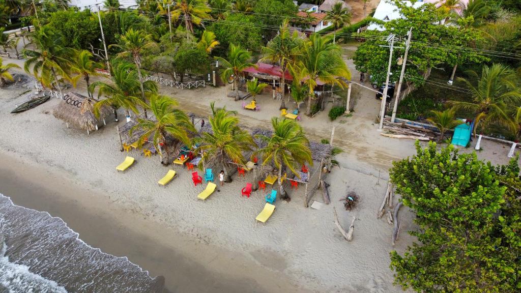 科韦尼亚斯Mar Amar Cabaña - Hostel的享有棕榈树海滩的空中景致,设有游乐场