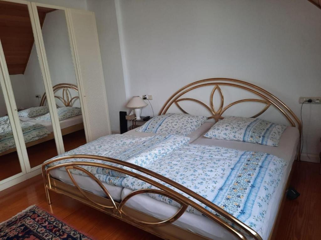 特罗斯多夫Wohnen beim Uswatta Liyanage的一间卧室配有一张带蓝色和白色棉被的床