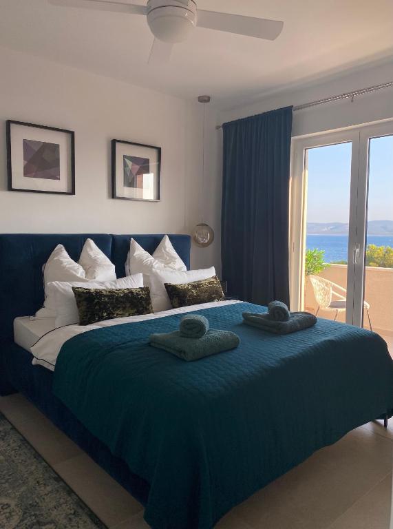 洛克瓦罗戈兹尼察Blue View的一间卧室配有蓝色的床和毛巾