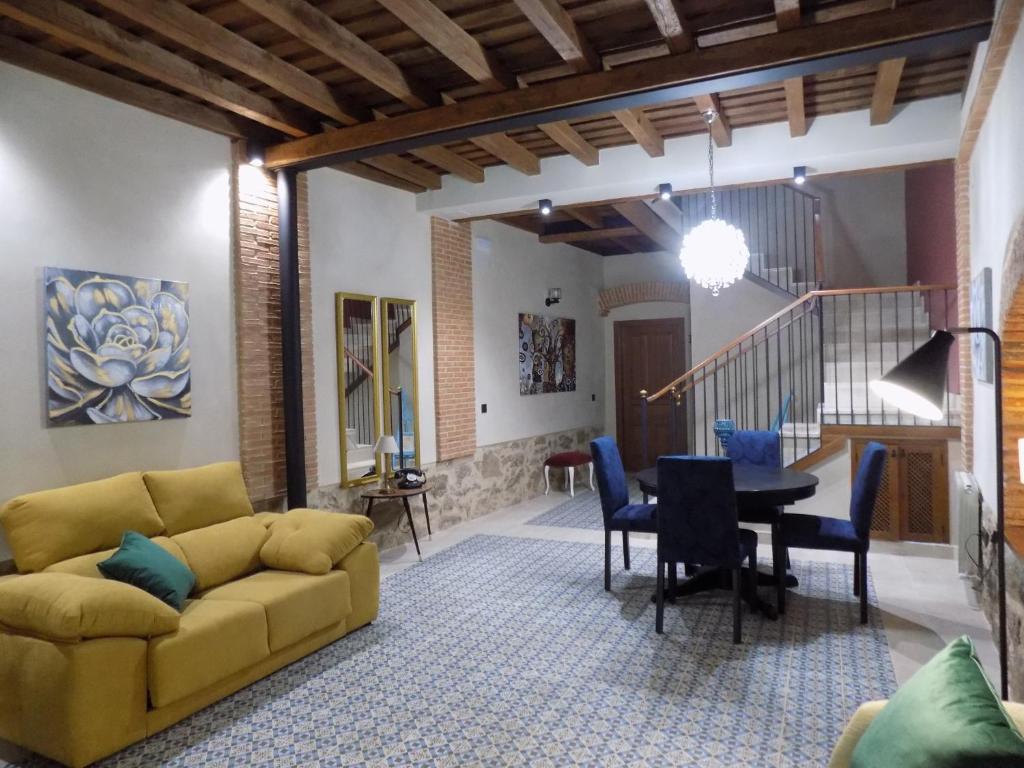 普拉森西亚Apartamentos Suite Puerta del Jerte的客厅配有黄色的沙发和桌子