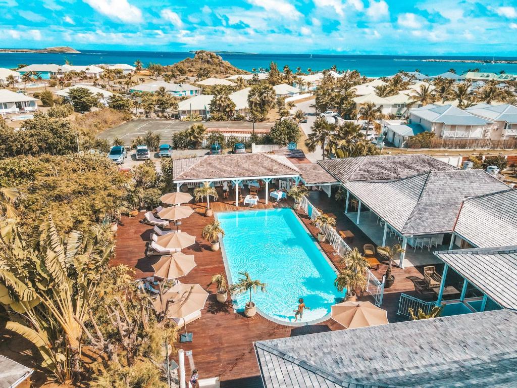 东方湾人工林酒店的享有带游泳池的度假村的空中景致