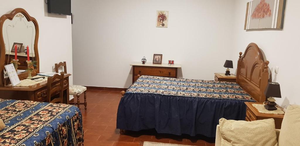 莫什港Alojamento Local Céu-Azul的一间卧室配有两张床、一张桌子和一面镜子